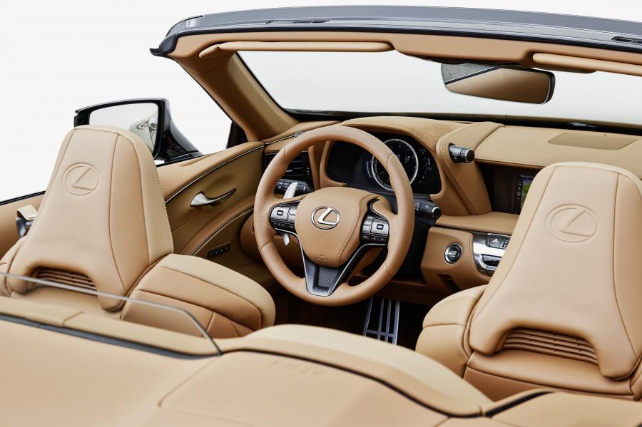 Интерьер Lexus LC500 Convertible 2020 года  (WW) (фото 12 из 17)